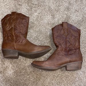 Brown Cowgirl boots !